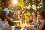 Menschen Grillen und sind glücklich